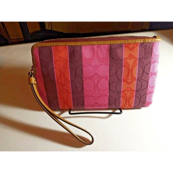 Coach LARGE CORNER ZIP WRISTLET IN SIGNATURE JACQUARD WITH STRIPES NWT $118 - Picture 6 of 12